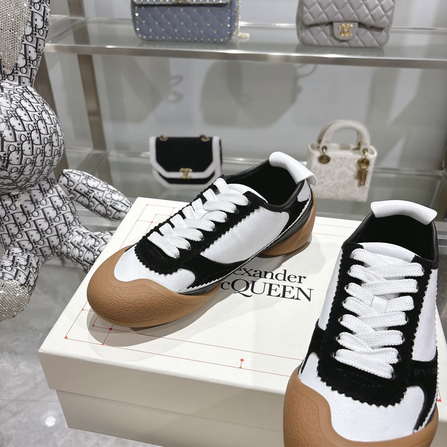 👟👟Ex-factory price 580👟👟 Men's size +10 2025 McQueen's new AIexanderMcQUEEN✅ The original quality has been certified! The original version is reproduced 1:1, and the latest products are available at the latest counters simultaneously. • McQueen logo • Round toe box • Lightweight segmented sole design, made of imported stretch breathable fabric + grained cowhide, soft inner lining and insole, comfortable for walking and not stuffy on the feet. Five colors: black and white • white • apricot • black brown • yellow Fabric: grained cowhide + stretch fabric + cow suede Insole: imported sheepskin Women’s model: 35–40 (40 for women is non-refundable) Men’s model: 40-45 (45 for men is non-refundable) Women’s model: (men’s model +10)